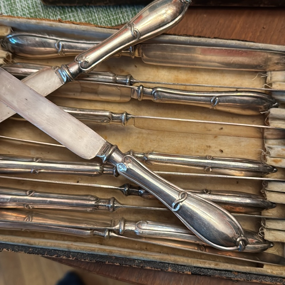 Antique Silver plated Set of 12 knives, in original case.
Curtisville MFG Co